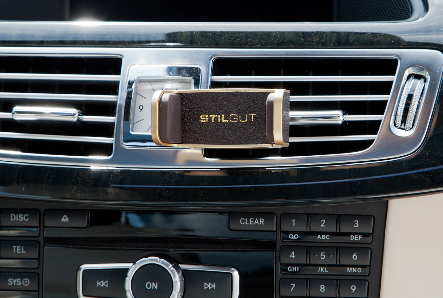 StilGut - Kfz-Halterung Für Smartphone Mit Leder 5 StilGut - Kfz-Halterung Für Smartphone Mit Leder – Bild 5